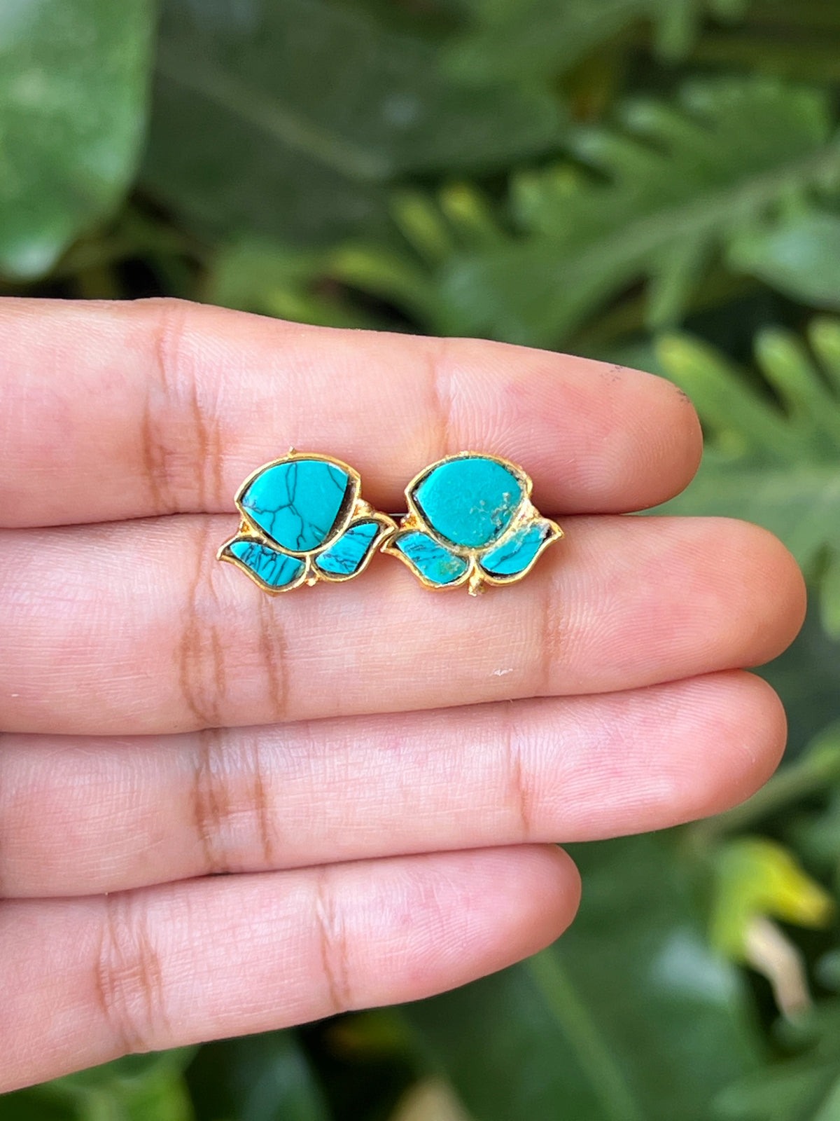 3 Petal studs (turkuoise blue)