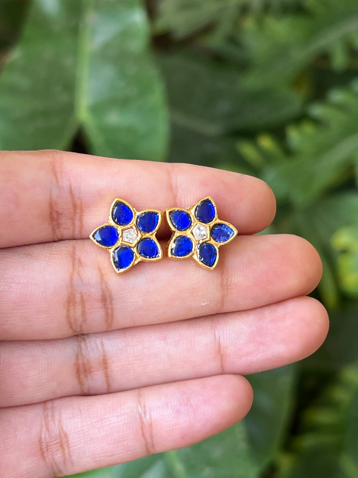 Flower studs (white,blue)
