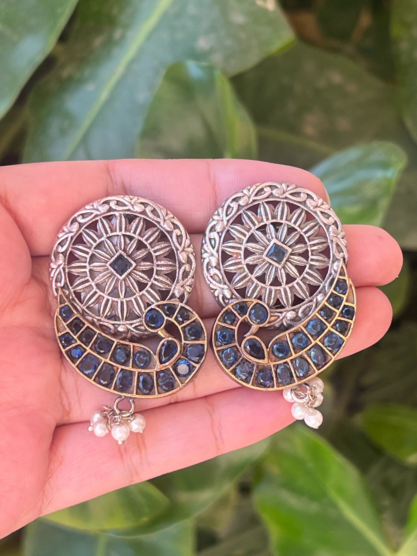 Dual tone studs