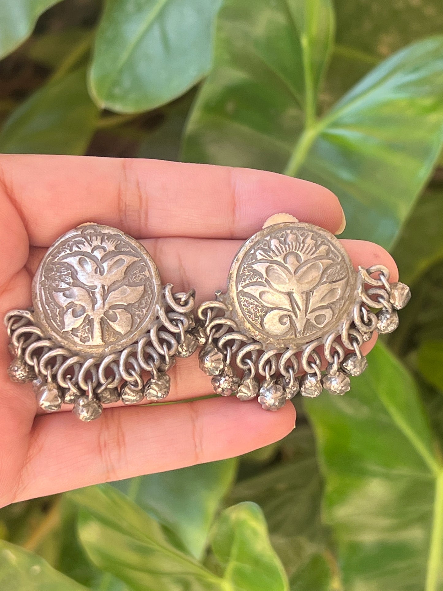 Oxidised chitai studs