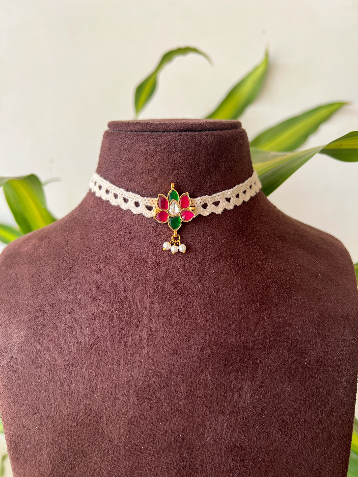 Lotus choker