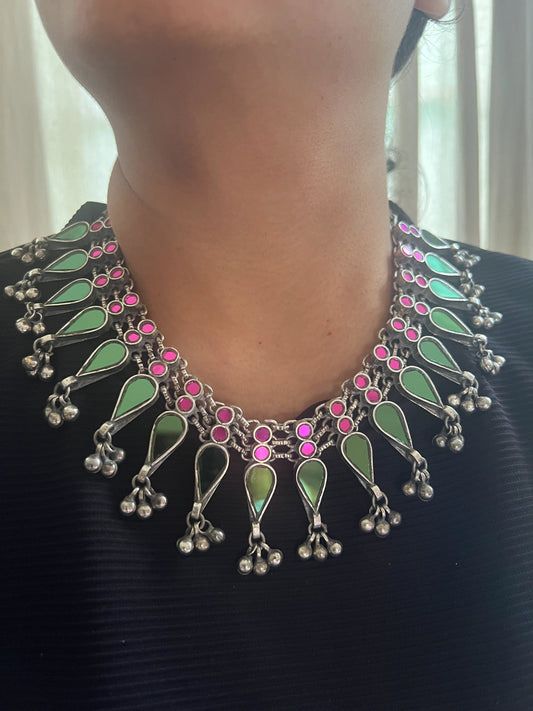 Glass necklace in green and pink combi with earrings