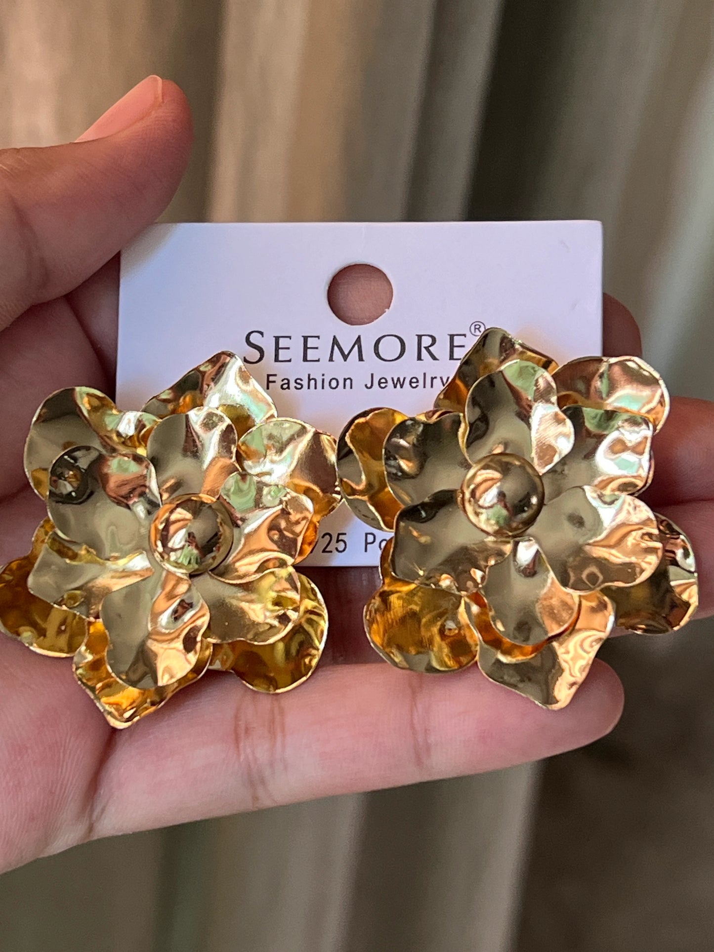 Gold 3D flower studs