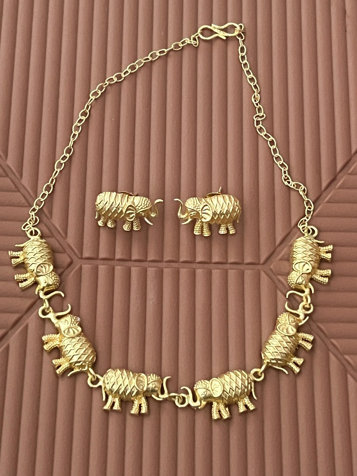 Gold elephant set