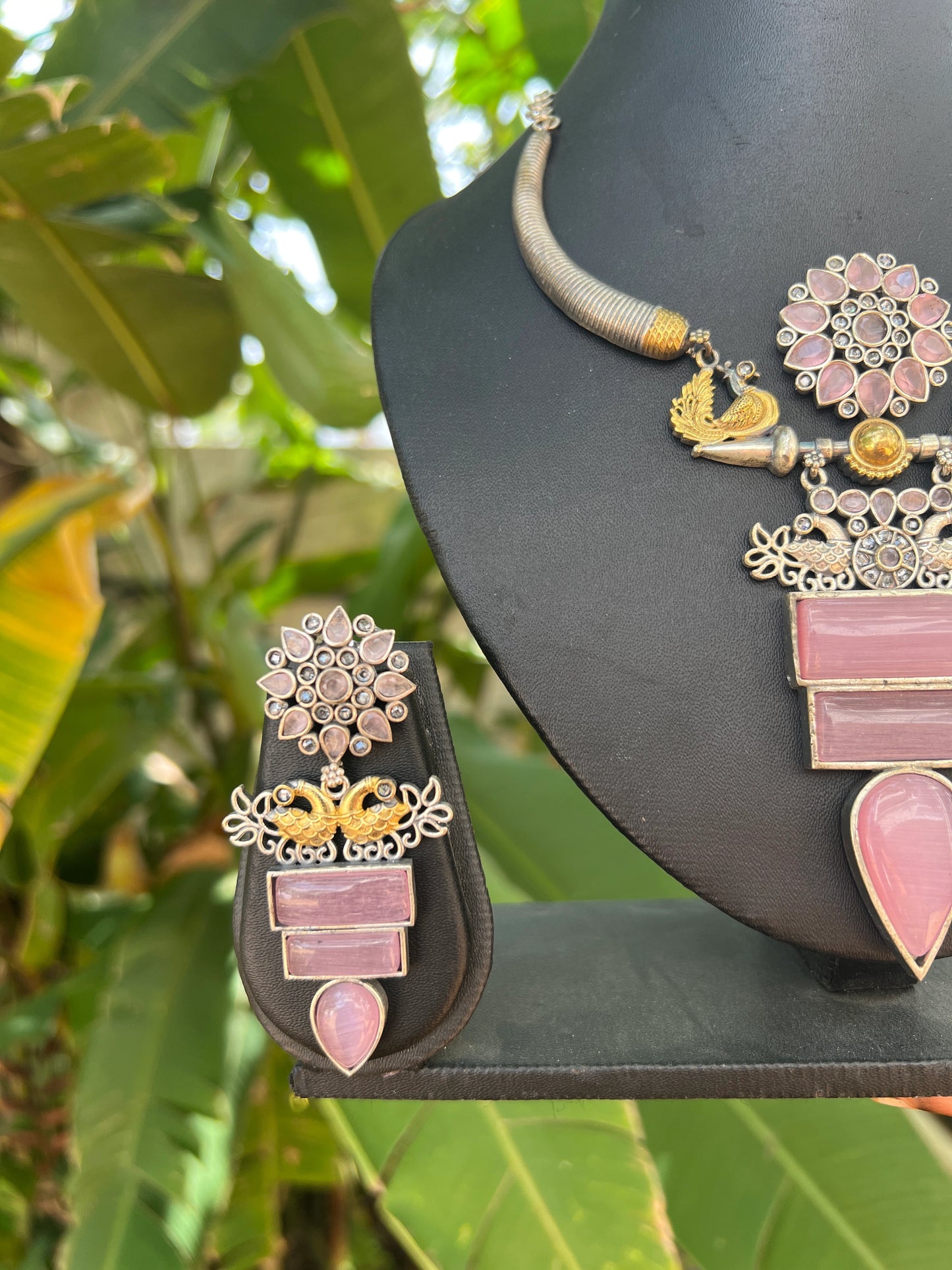 Dual tone necklace set in pink stone