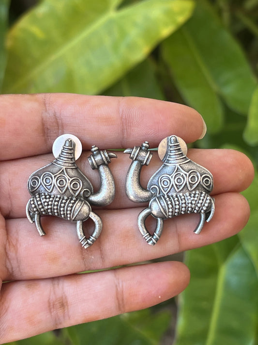 Camel oxidised studs