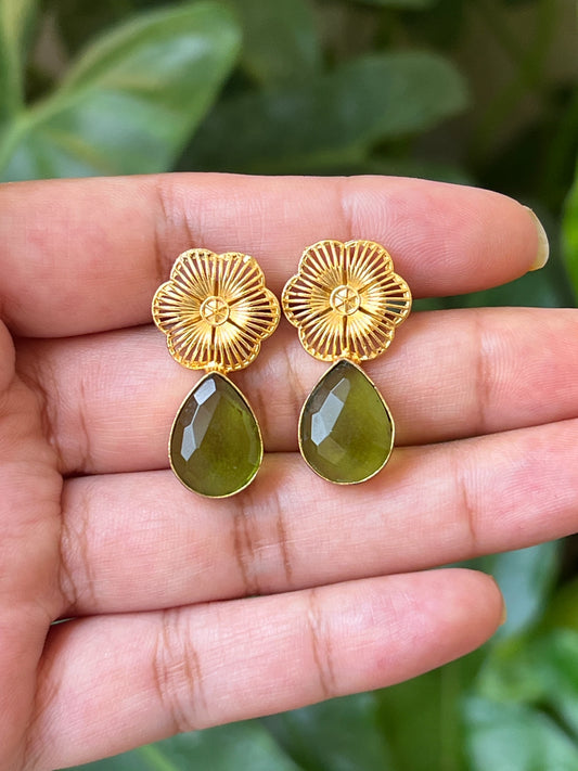 Flower light green stone earrings