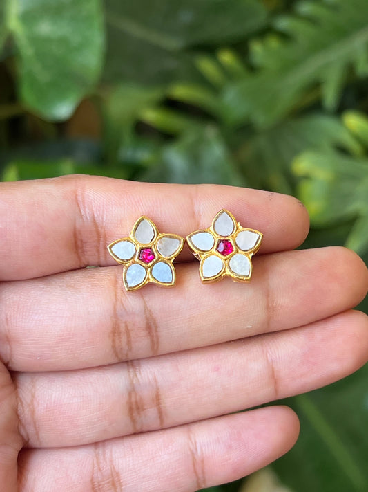 Flower studs (mop red)