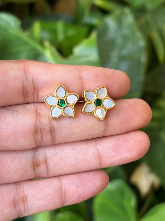 Flower studs (mop green)