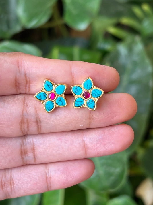 Flower studs (turkuoise blue)