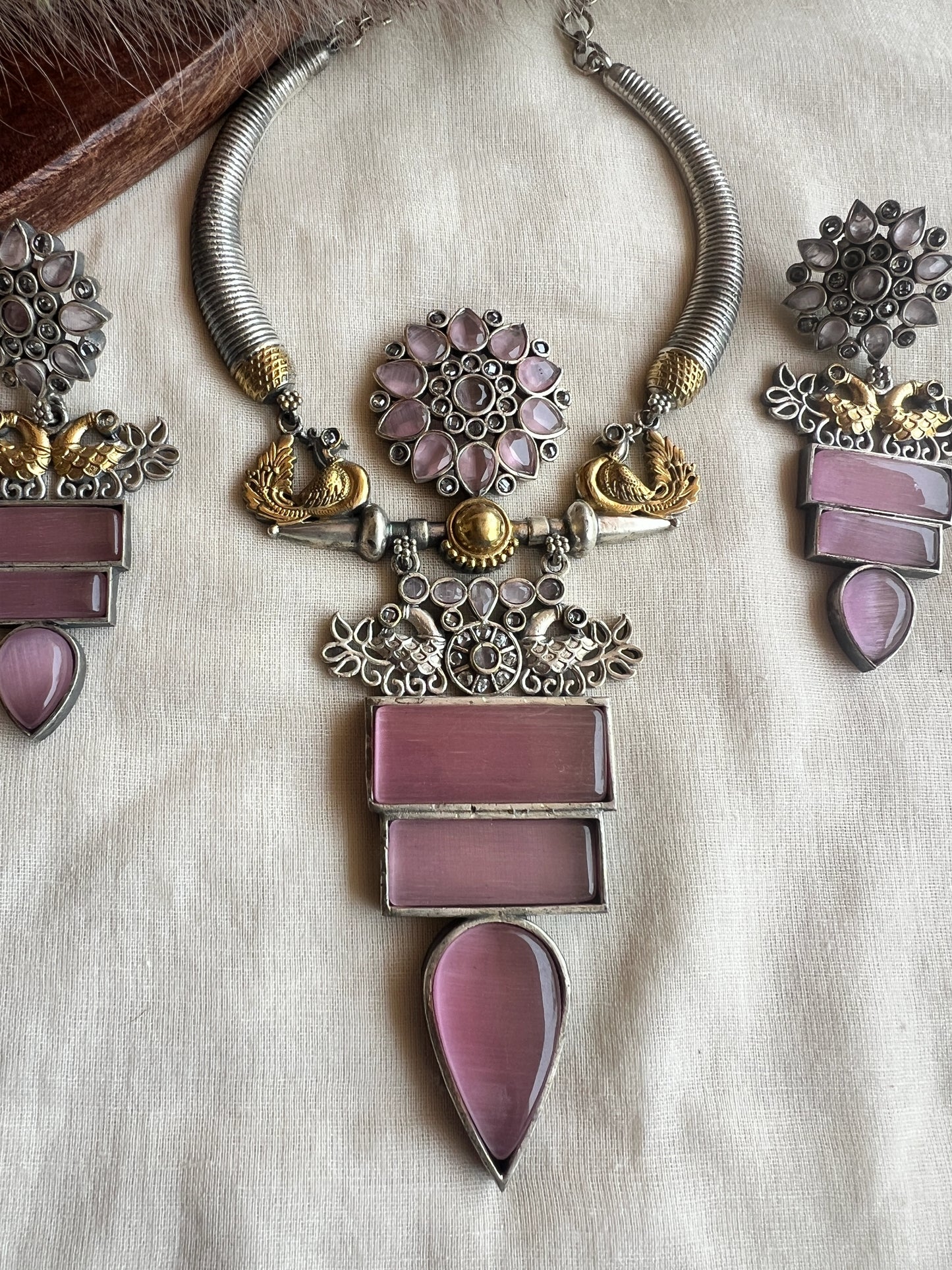 Dual tone necklace set in pink stone