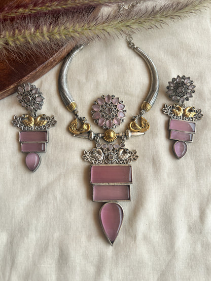 Dual tone necklace set in pink stone