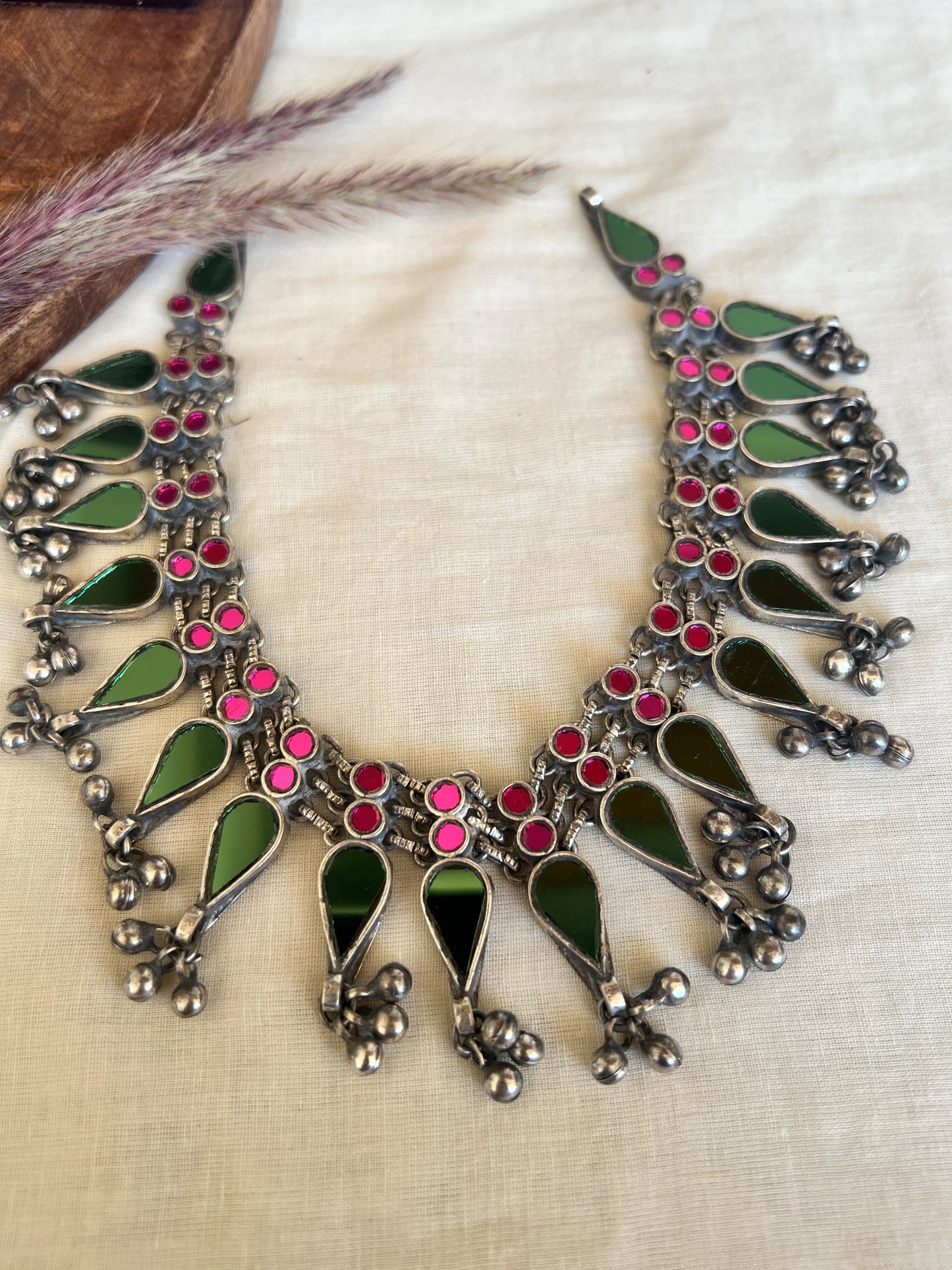 Glass necklace in green and pink combi with earrings