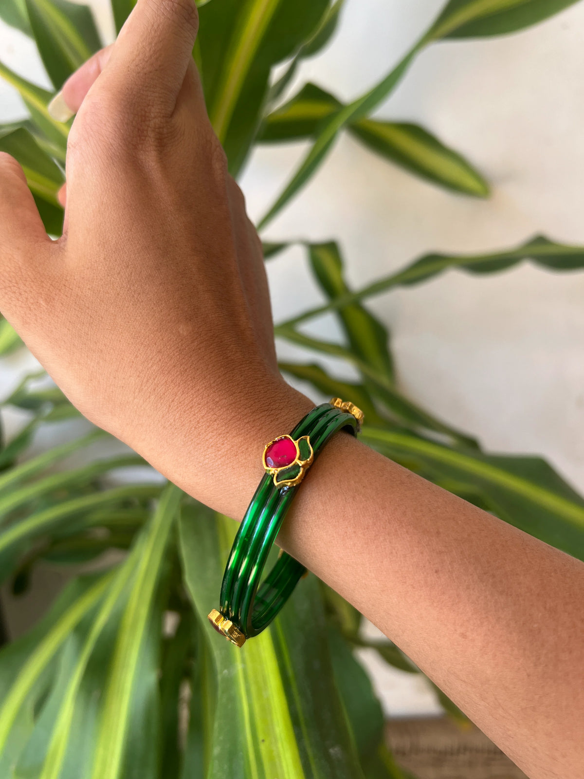Glass bangle with kundan