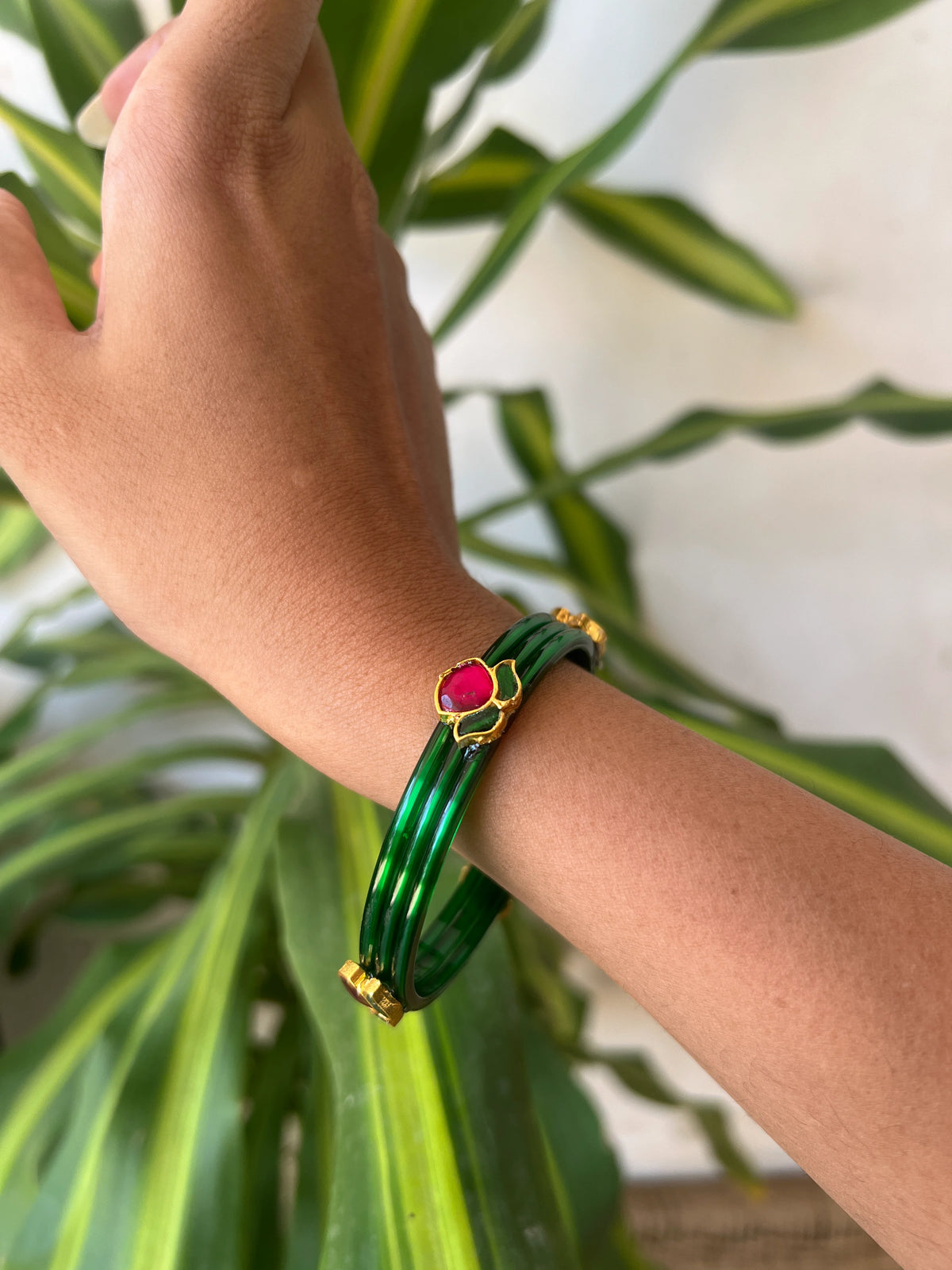 Glass bangle with kundan