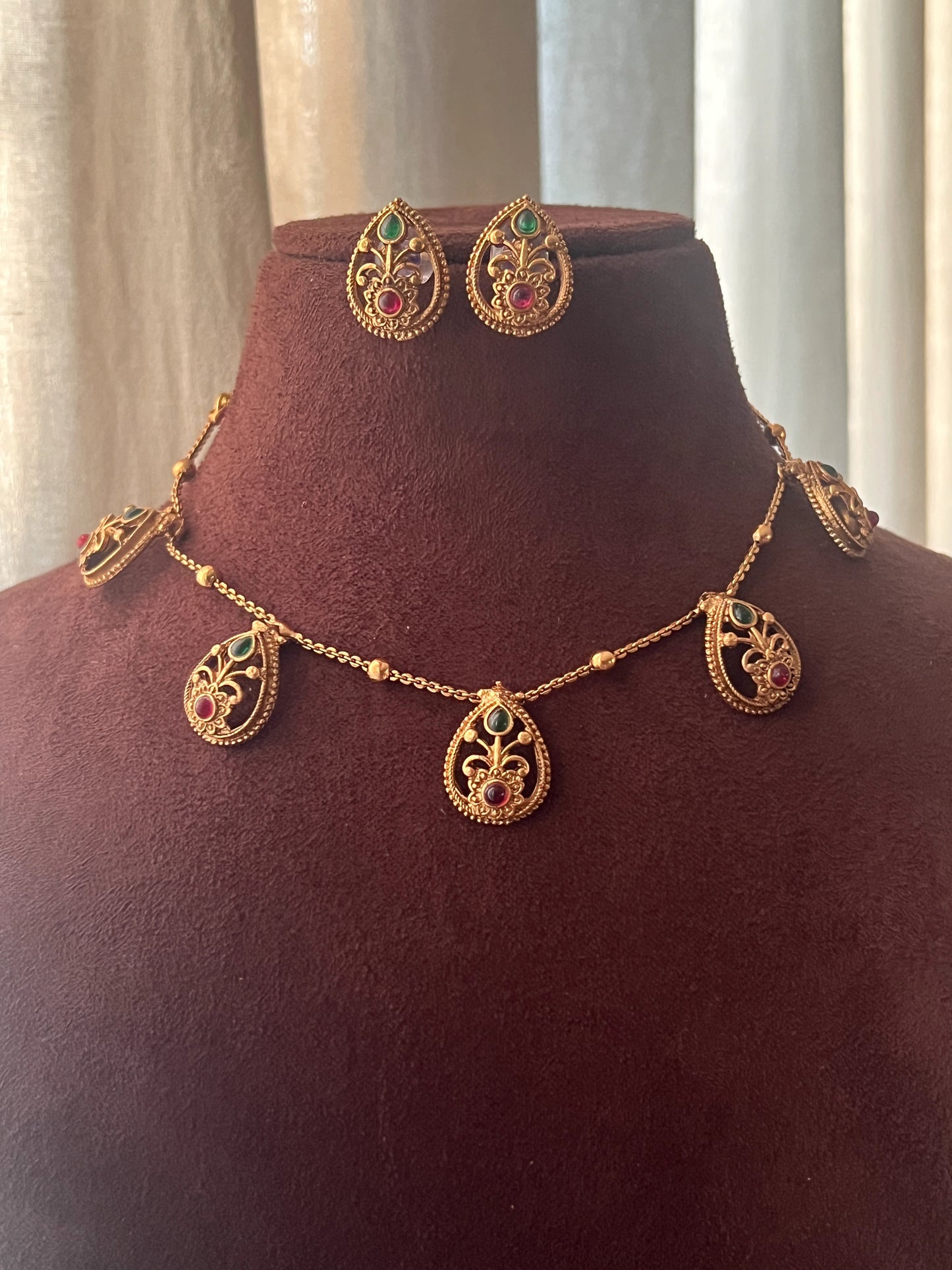 Simple necklace set