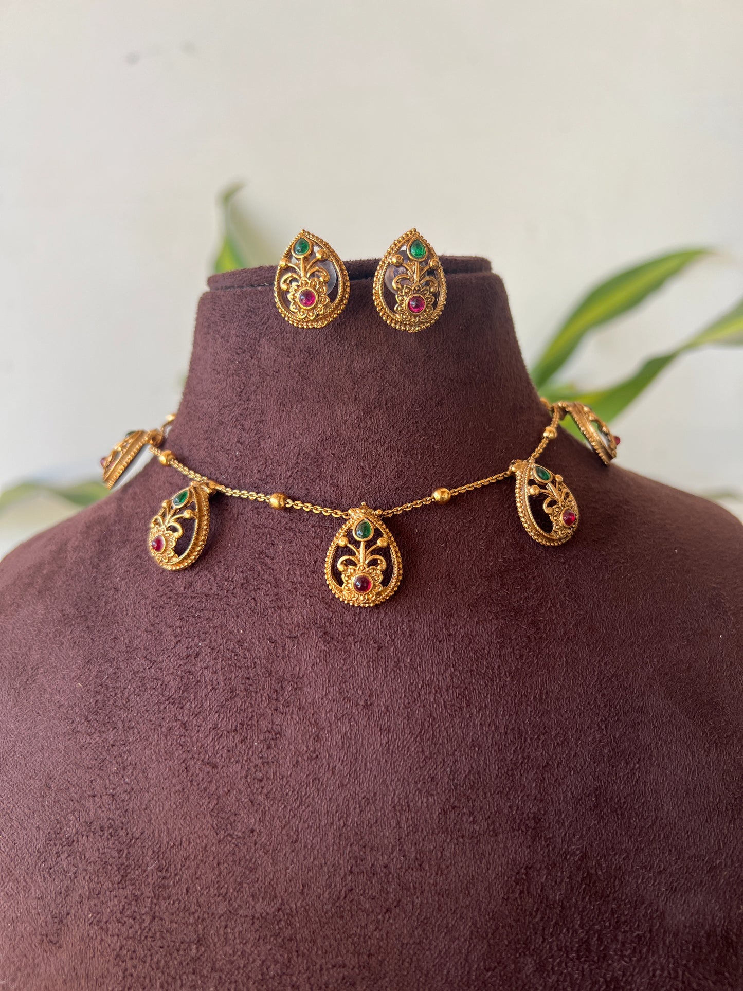 Simple necklace set