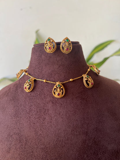 Simple necklace set