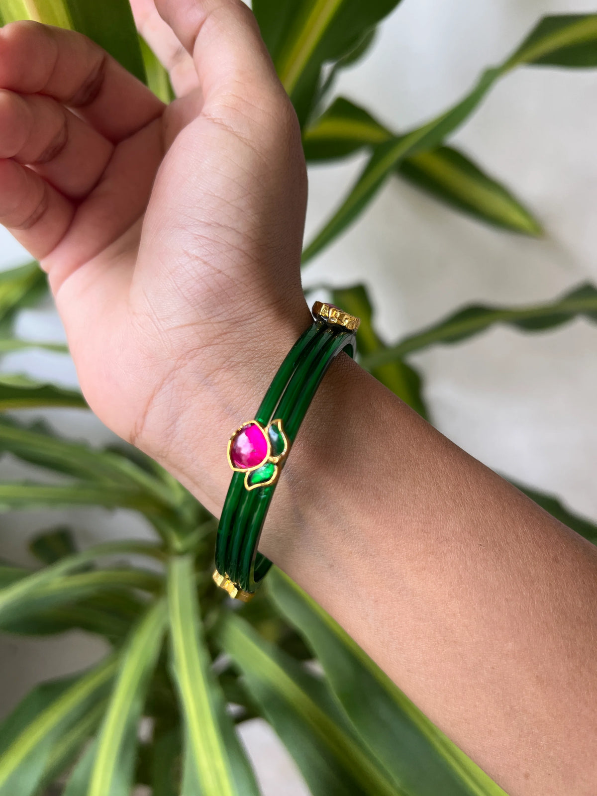 Glass bangle with kundan