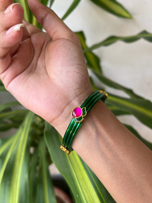 Glass bangle with kundan