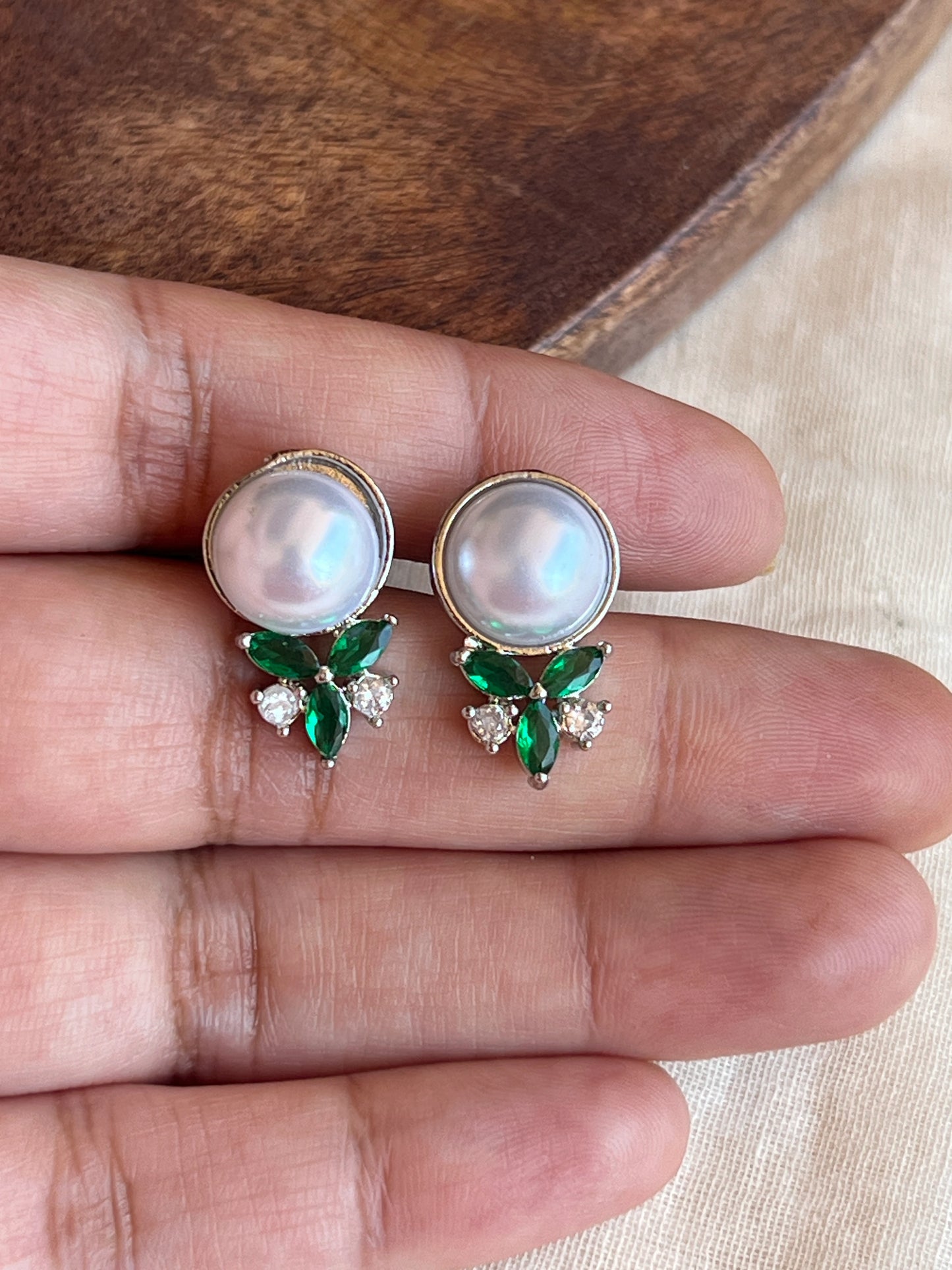 Pearl with green stone studs 1127000564