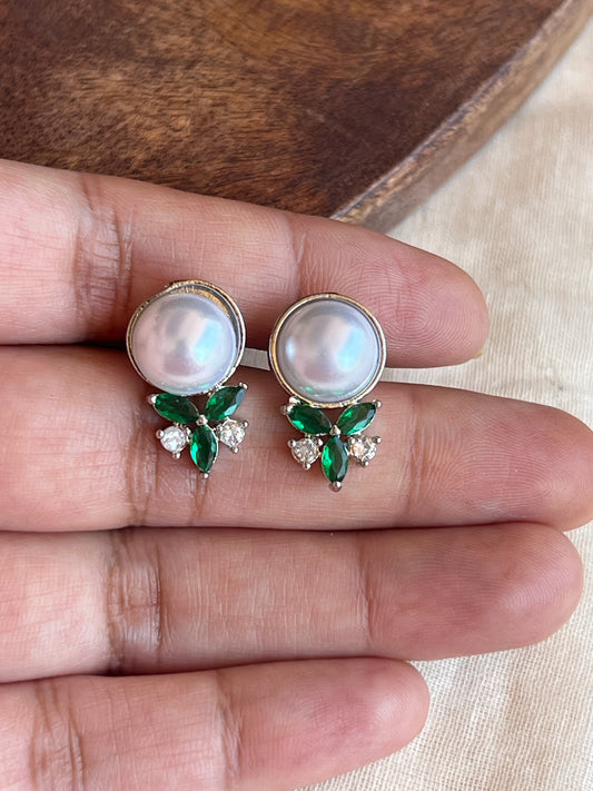 Pearl with green stone studs 1127000564