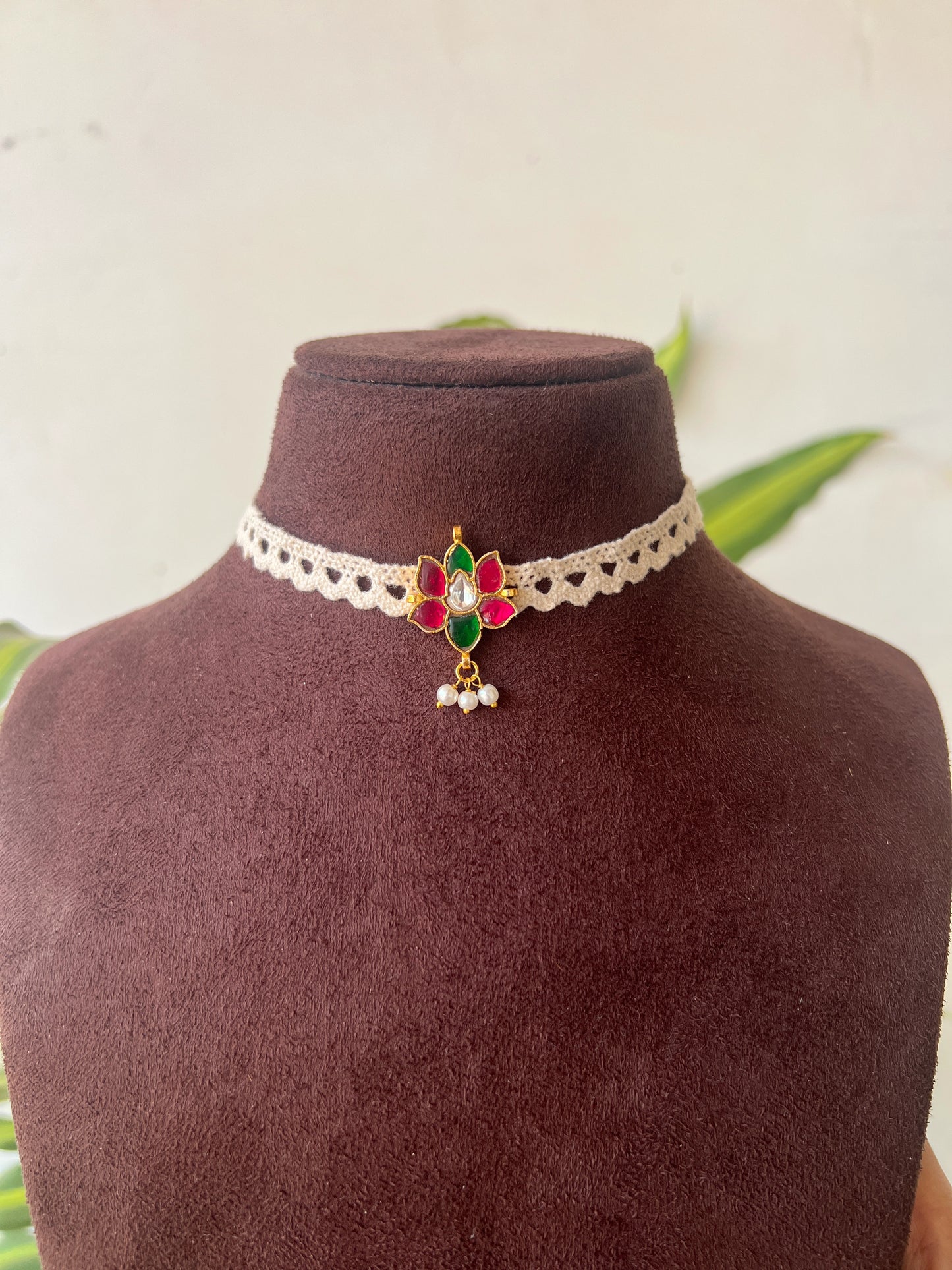 Lotus choker