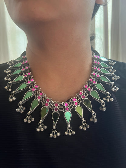 Glass necklace in green and pink combi with earrings